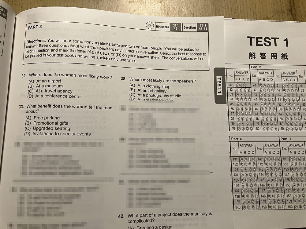 TOEICの問題用紙と解答用紙を転記しやすいように重ねている様子。